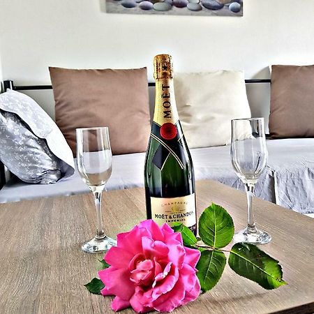 Villa Giannis Apartments เนอาวรัสนา ภายนอก รูปภาพ